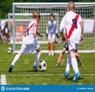C:\Users\ninak\OneDrive\Рабочий стол\тренировка-и-футбольный-матч-между-командами-молодости-молодая-игра-128484062.jpg